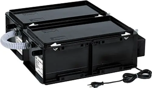Schwarze Neutralisationsanlage mit zwei Behältern, flexibler Leitung und Stromkabel. Produkt von Grünbeck für die Abwasserbehandlung.